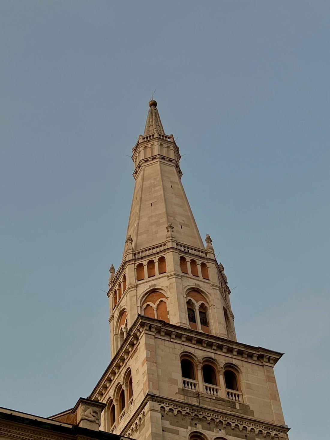 La Torre Ghirlandina: un viaggio nel cuore di Modena